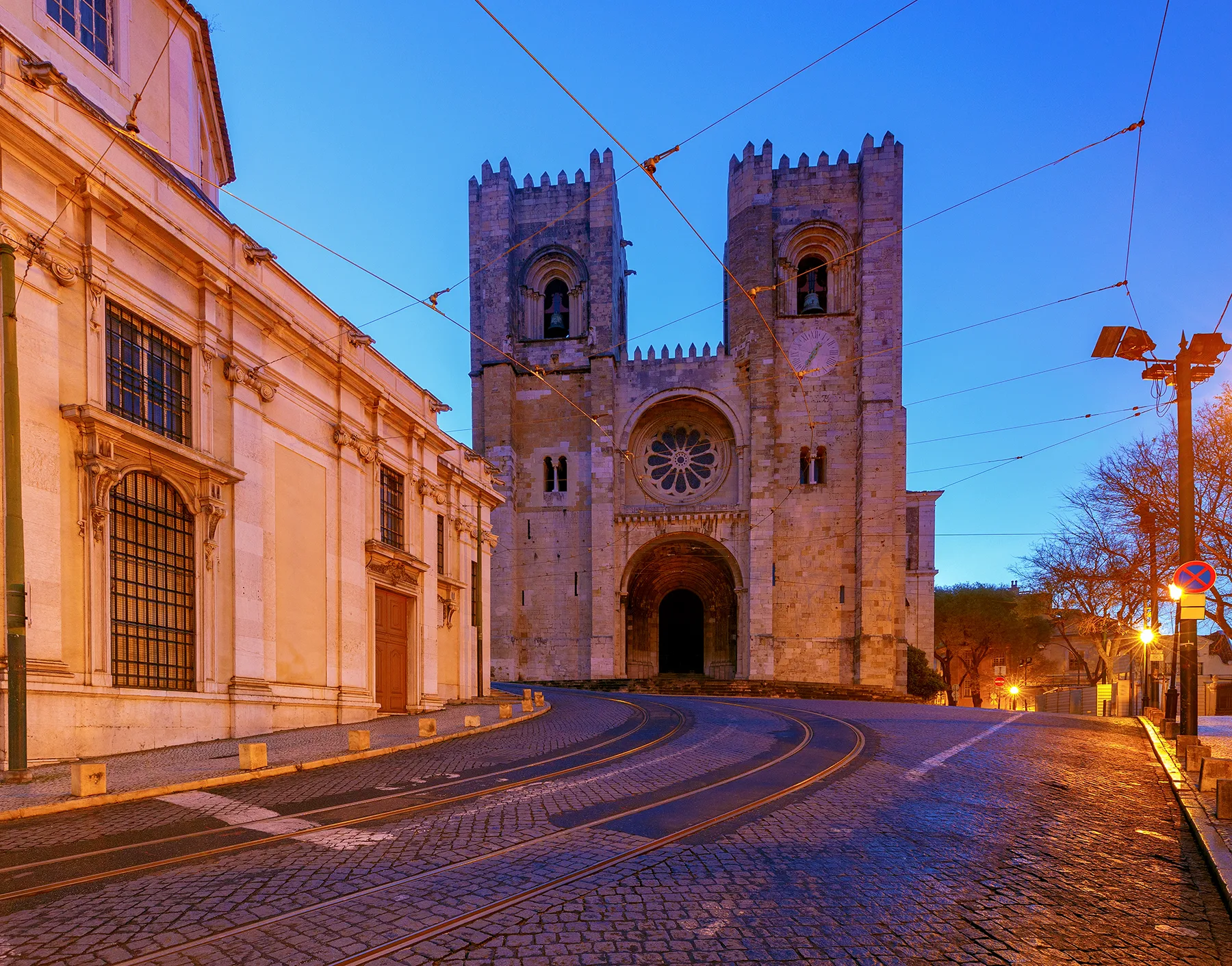 Tuk Tuk Tour Lisbon Sé de Lisboa, também conhecida como Igreja de Santa Maria Maior, durante o início da manhã dado o tom azulado do céu